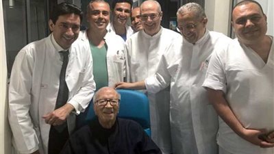 شاهد..الرئيس التونسي قبل مغادرته المستشفى