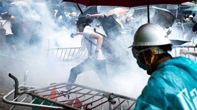 شرطة هونج كونج : إصابة 13 ضابطاً في اشتباكات مع المحتجين