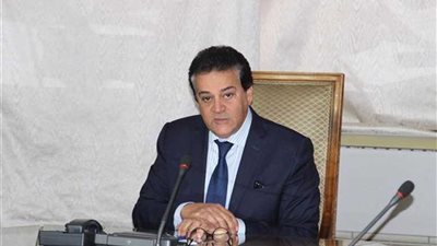 وزير التعليم العالي يهنئ د. مفيد شهاب لفوزه بجائزة النيل