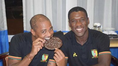 بالصور.. أسود الكاميرون يحتفلون بعيد ميلاد باتريك كلويفرت