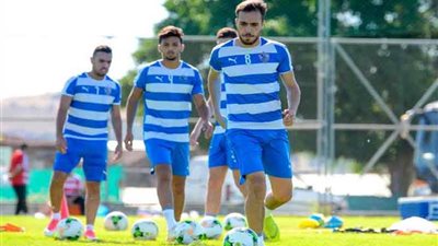 خالد جلال يجتمع بلاعبي الزمالك في قبرص