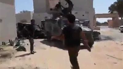 بالفيديو ..الجيش الليبي يسحق الميليشيات في 