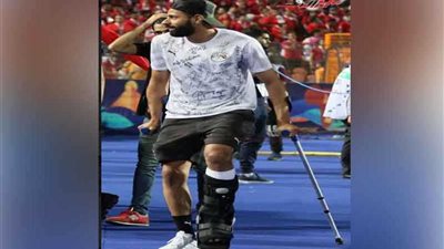 ارتدى تيشيرت يحمل توقعات كل أعضاء المنتخب وتجول بعكازين لتحية الجماهير «حكاية صورة»