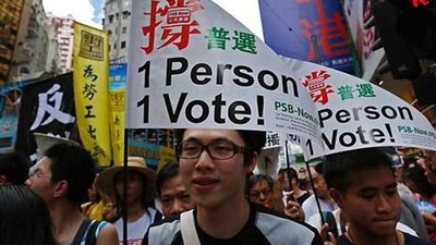 المحتجون داخل مبنى المجلس التشريعي بهونج كونج يصدرون إعلانا بمطالبهم