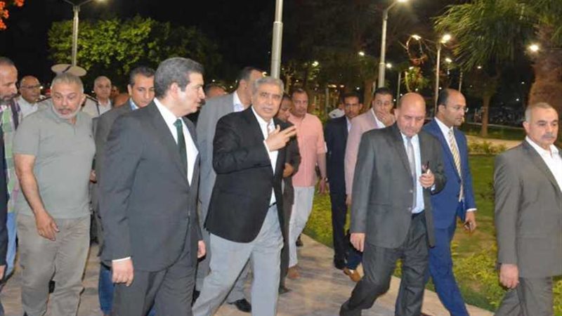 نافورة مركزية ومظلات