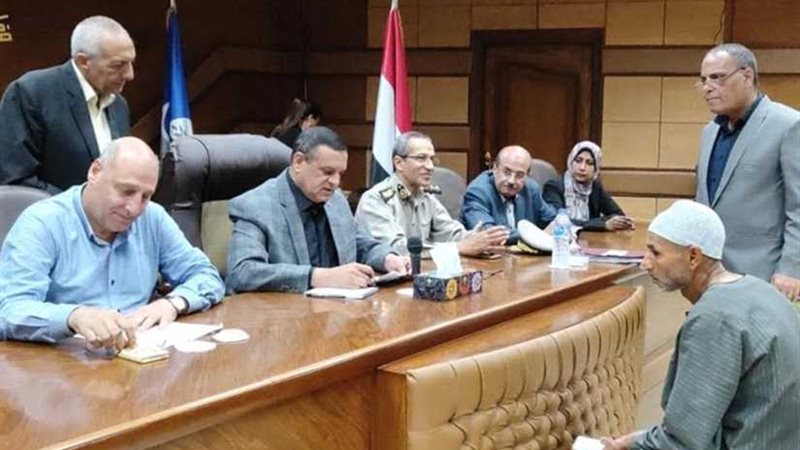 محافظ البحيرة يلتقي