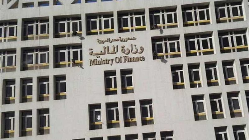 المالية: صرف مرتبات