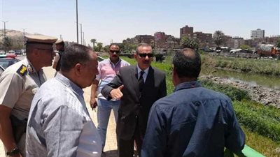 محافظ أسيوط يلتقي ممثلي أهالي وسائقي قرى 