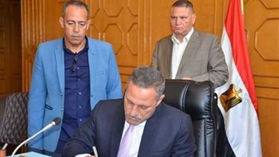 محافظ الإسماعيلية يسلم الدفعة الخامسة من عقود تمليك الأراضي لواضعي اليد الجادين