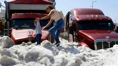 عاصفة ثلجية تغطي مدينة كاملة في درجة حرارة 27 مئوية.. (صور)