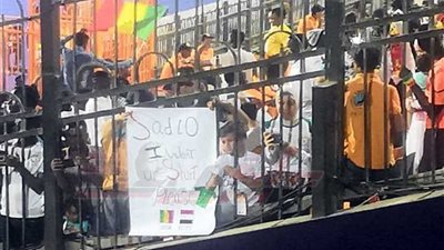 بالصور.. مشجع مصري يطلب قميص ساديو مانيه