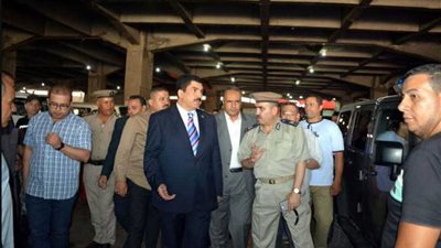 محافظ القليوبية يستمع لمشاكل السائقين والمواطنين بالمواقف