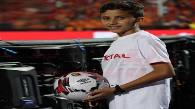 عُمر يرمي الكرات للاعبي 