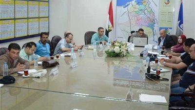 محافظ البحيرة يتابع سير العمل بمحطات الوقود ومواقف السيارات