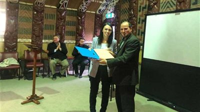 إمام مسجد النور النيوزيلاندي يقدم 