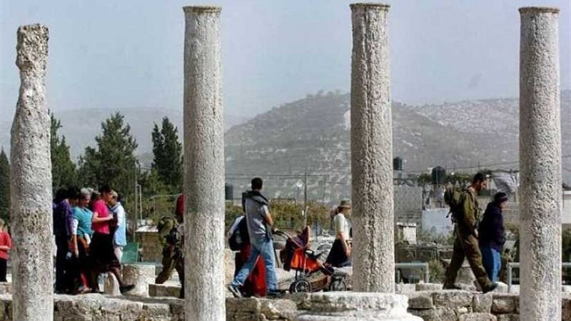 مستوطنون يقتحمون