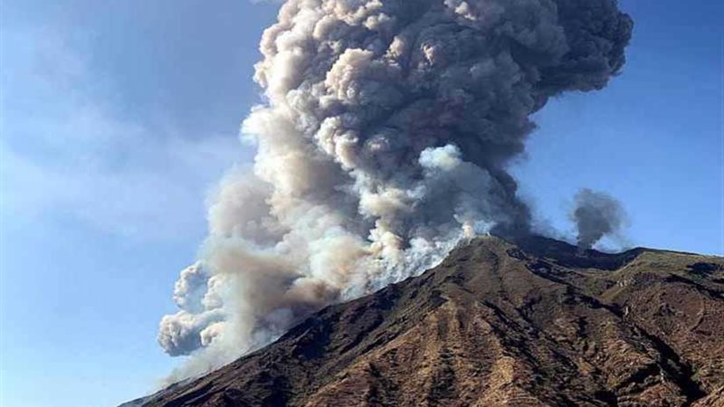 إطلاق حمم بركانية