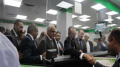وزير الاتصالات ومحافظ الجيزة يفتتحان مكتب بريد المنصورية