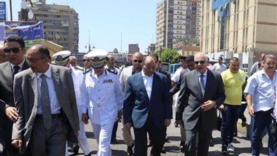وزير التنمية المحلية ومحافظ الجيزة يتابعان التزام السائقين بالتعريفة