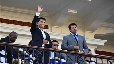 رئيس مدغشقر وأولاده يدعمون منتخب بلادهم من استاد الإسكندرية