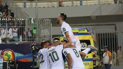 «بلايلي» يترجم سيطرة الجزائر بهدف أول في شباك غينيا