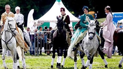 الروس يحتفلون بعيد 