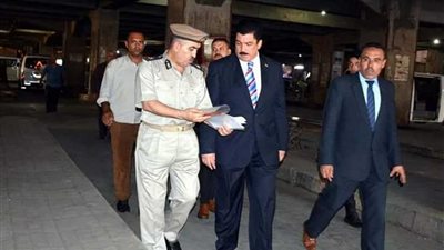 بالصور.. محافظ القليوبية ومدير المرور يتفقدان مواقف بنها ليلًا