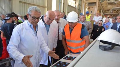وفد من كبار تجار القطن يزور محلج الفيوم بعد تطويره