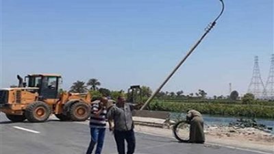 حفاظا على أرواح المواطنين.. رفع الأعمدة المتهالكة بطريق الصعيد الزراعي