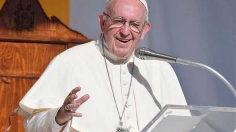 بابا الفاتيكان يصلي