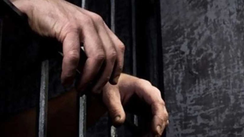 حبس والد فتاة لحرمانه