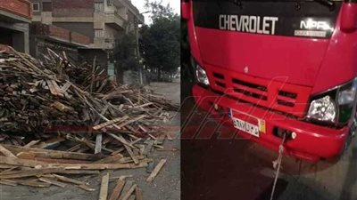 انقلاب سيارة محملة بالأخشاب بنزلة كوبري قها