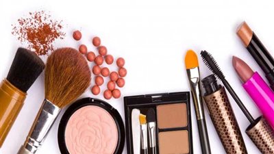 اللي انكسر ممكن يتصلح.. البودرة والأیشادو وأحمر