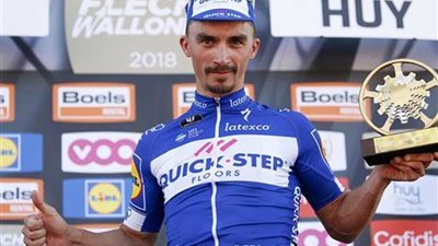 فرنسي يفوز بالمرحلة الثالثة ببطولة دولية للدراجات