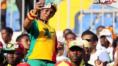 مشجعو السنغال وبنين بالألوان