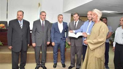 محافظ أسيوط يسلم 10 عقود تقنين جديدة ويطالب بتكثيف الجهود للإسراع في المنظومة