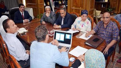 محافظ القليوبية يبحث تنفيذ مبادرة الحد من استخدام البلاستيك وتنظيف شواطئ النيل