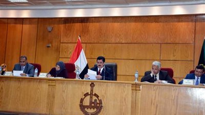 محافظ القليوبية يناقش جدول الأعمال مع 