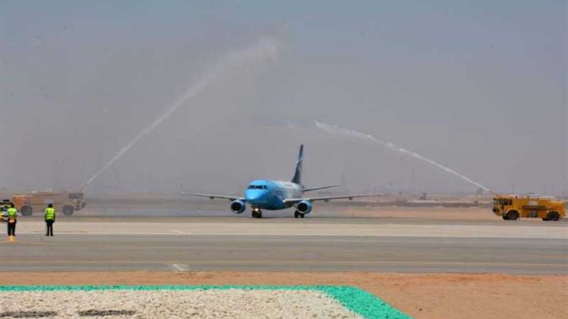 هبوط أول طائرة في