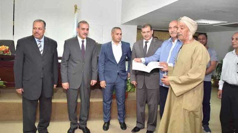 محافظ أسيوط يسلم