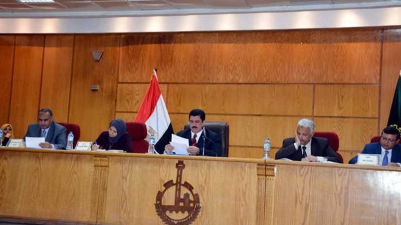 محافظ القليوبية يناقش