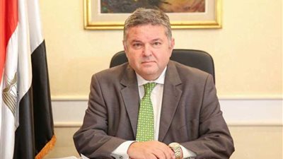 وزير قطاع الاعمال يوقف مزاد شركة النقل لبيع ثلاث تماثيل لعبد الناصر‎