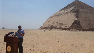 وزير الآثار وعدد كبير من السفراء يزور مقبرة 