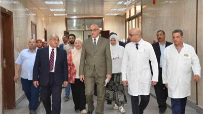 رئيس جامعة أسيوط يشيد بالمنظومة الطبية بمستشفى الأسنان الجامعي