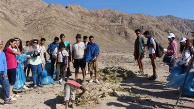 البيئة : معسكر وورش عمل للشباب وحملة نظافة في محمية أبوجالوم