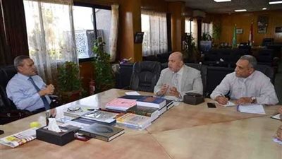 محافظ الإسماعيلية يستعرض الموقف التنفيذي لمشروعات جهاز تنمية المشروعات الصغيرة