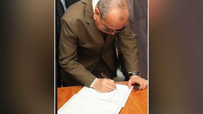 تسليم 13 عقد تقنين أراضي أملاك الدولة للمستفيدين بـ