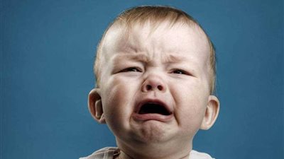 طفلك كثير البكاء.. تعاملي معه بهذه الطريقة