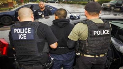 السلطات الأمريكية تبدأ حملات مداهمة لترحيل المهاجرين غير القانونيين