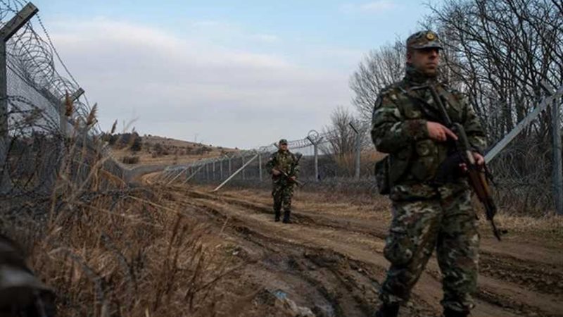 صحيفة: إصابة شرطيين